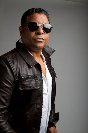 Stevie B se apresenta em baile clássico em estádio no Rio | É POP