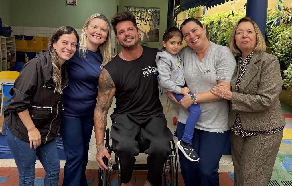 Fernando Fernandes leva afilhada Bianca na escola - Crédito da Foto: Divulgação